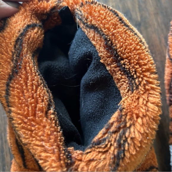 Old Navy, Kids Tiger Slippers - Picture 5 of 6